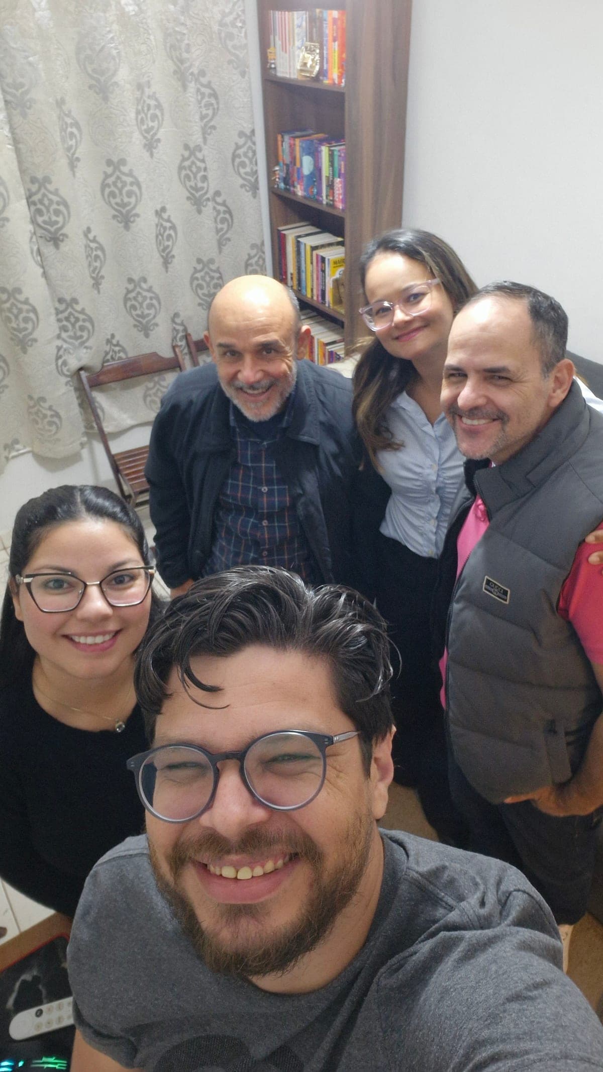 Grupo reunido na sala, no primeiro encontro da retomada